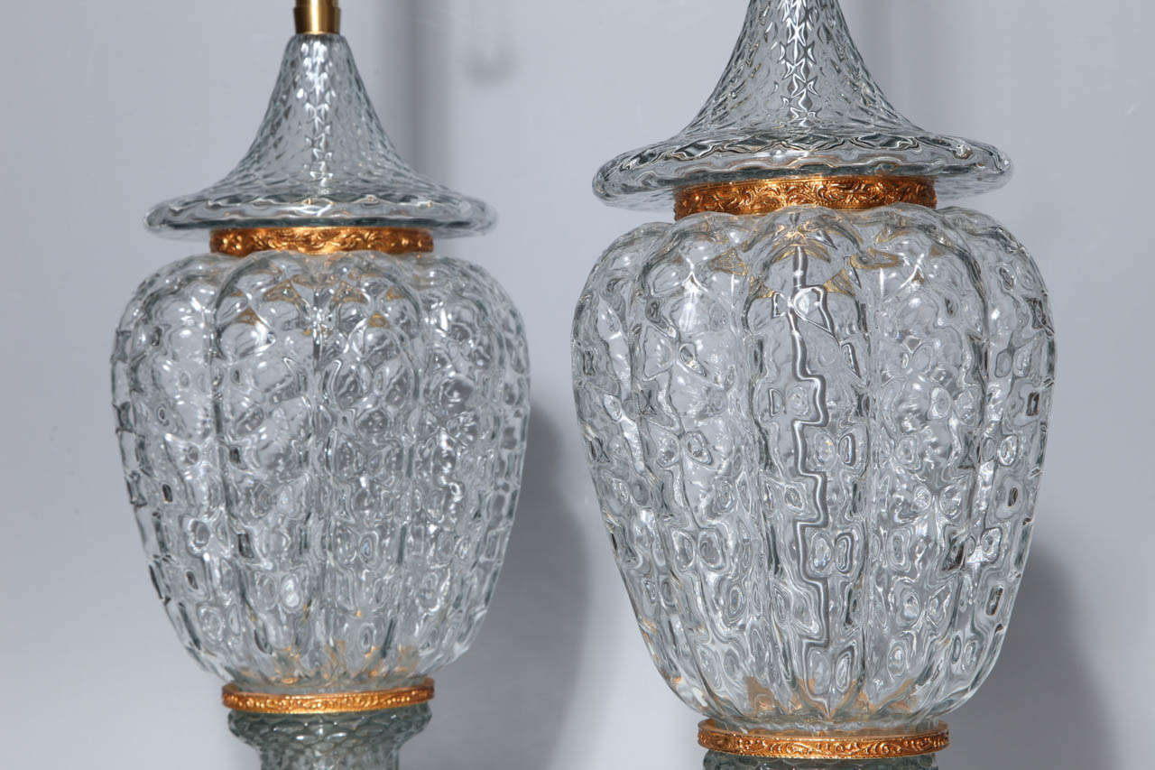 Paire monumentale de vases en verre de Murano câblés comme lampes avec montures en bronze doré en vente 1