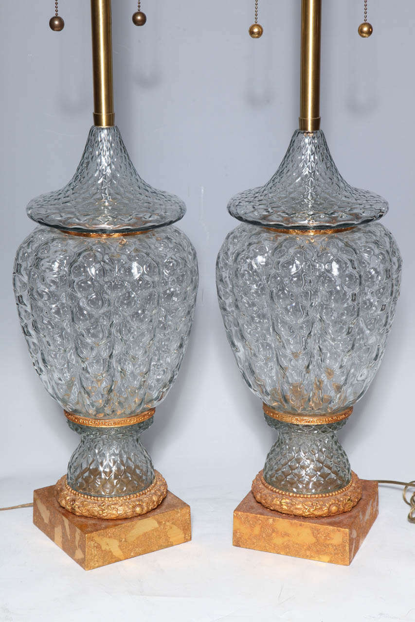 Paire monumentale de vases en verre de Murano câblés comme lampes avec montures en bronze doré en vente 2