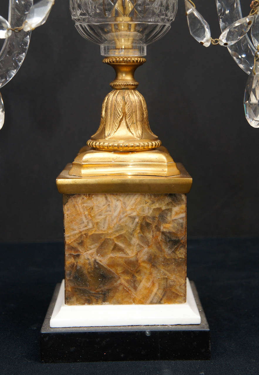 Verre taillé Lustre à deux bras de style Régence en bronze doré et verre taillé sur socle Blue John en vente