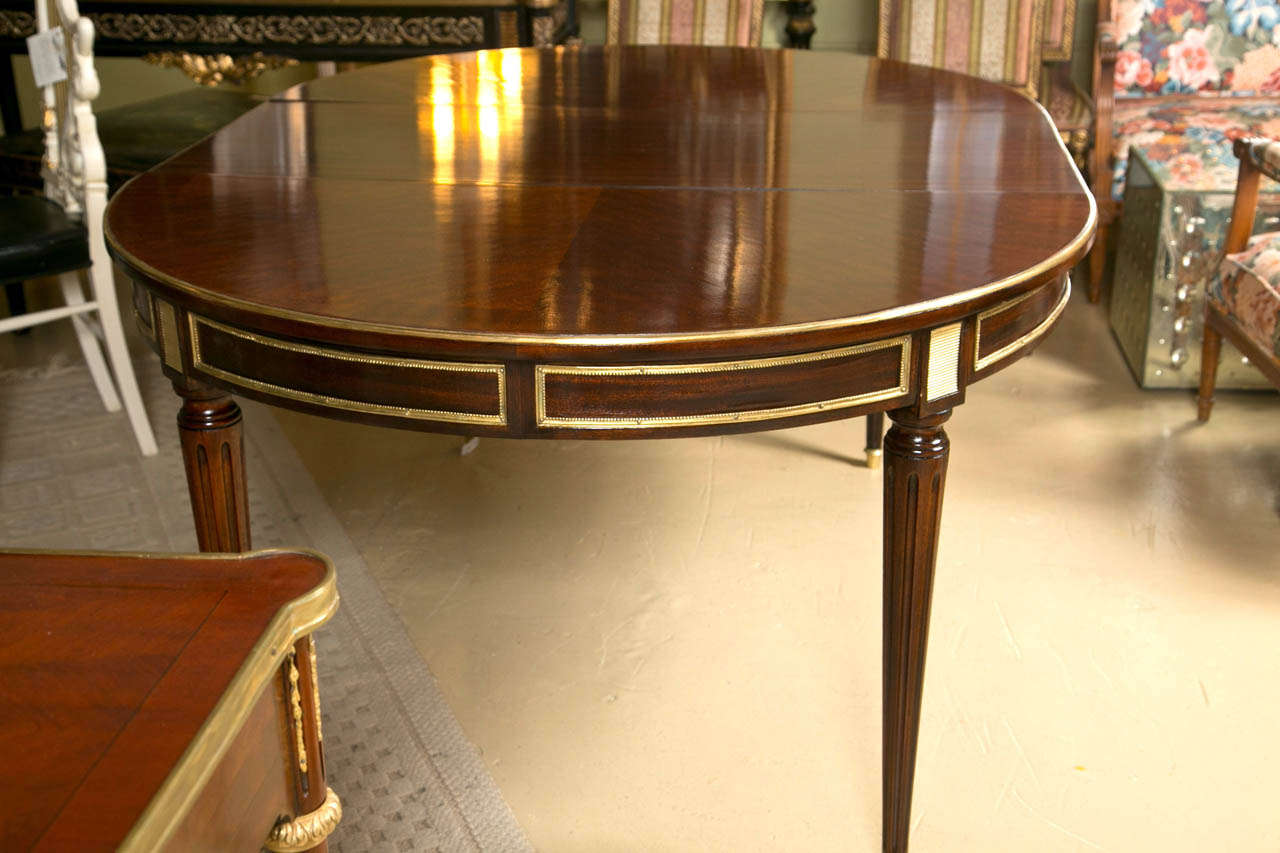 French Louis XVI Style Mahogany Circular Dining Table by Jansen In Good Condition In Stamford, CT