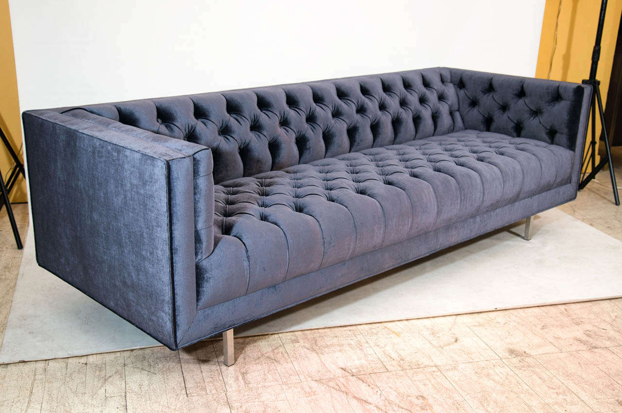 Schönes und plüschiges, tief getuftetes Sofa aus lila/grauem Samt mit gebürsteten Nickelbeinen. Dies ist ein Entwurf von Las Venus. Dies ist eine Sonderanfertigung, die wir als Ludlow Custom Sofa bezeichnen, exklusiv von und für LAS Venus
