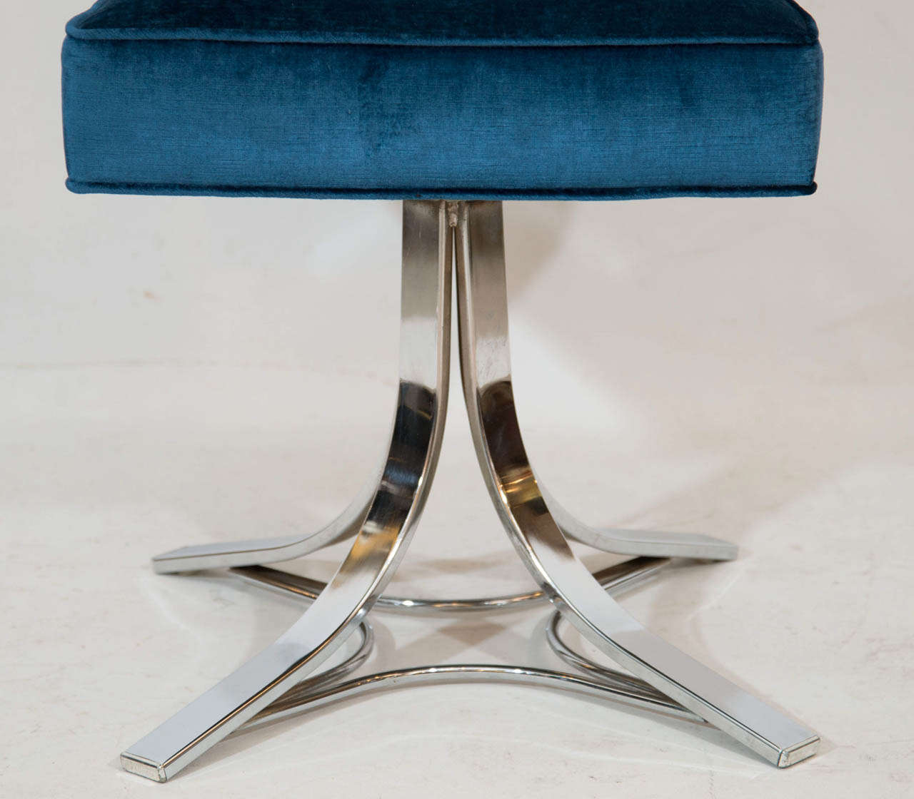 Mid-Century Modern Set of Eight Swivel Dining Chairs Attributed to Milo Baughman