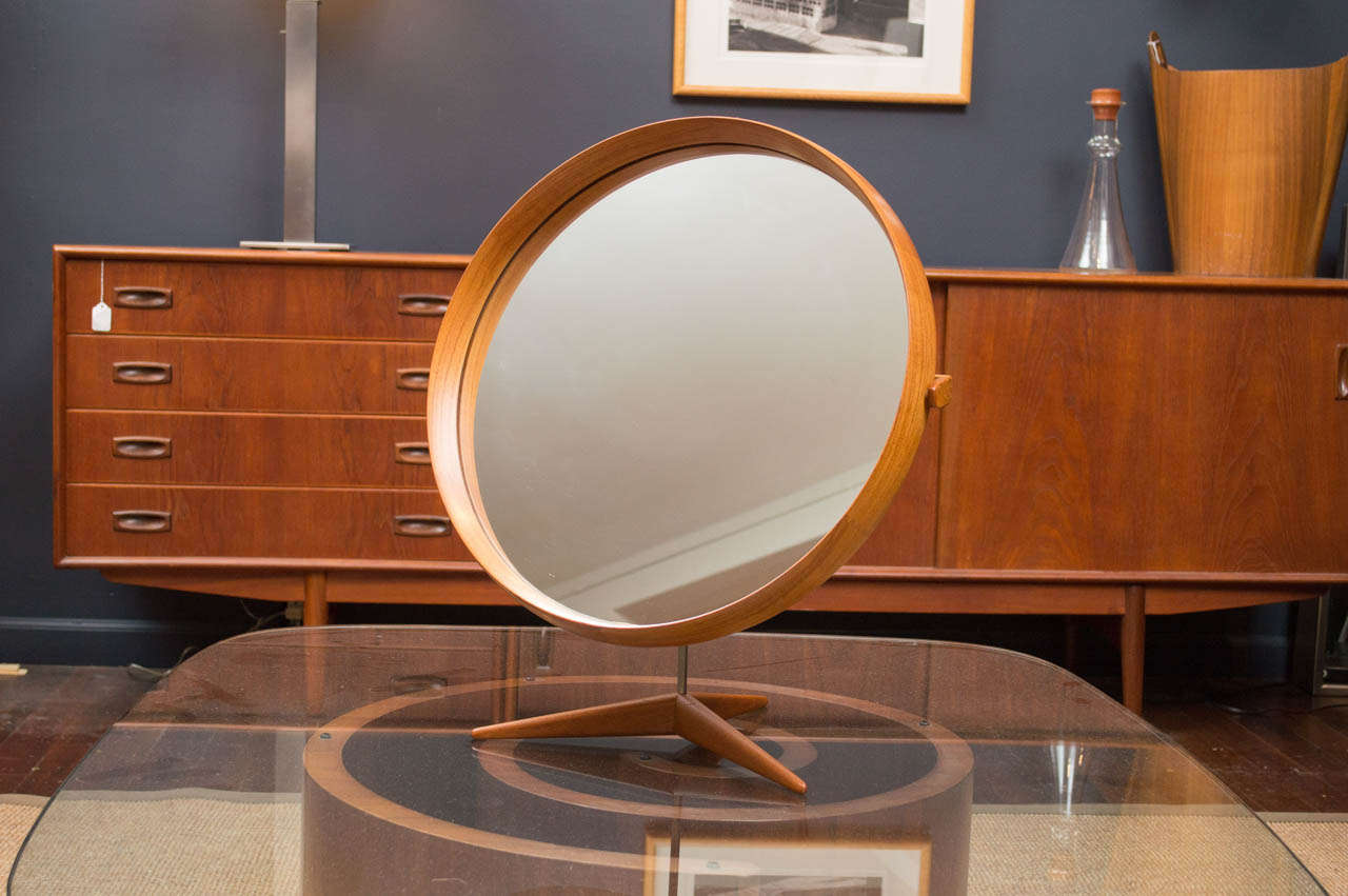 Dänischer Tischspiegel aus Teakholz, hergestellt von Luxus of Sweden.