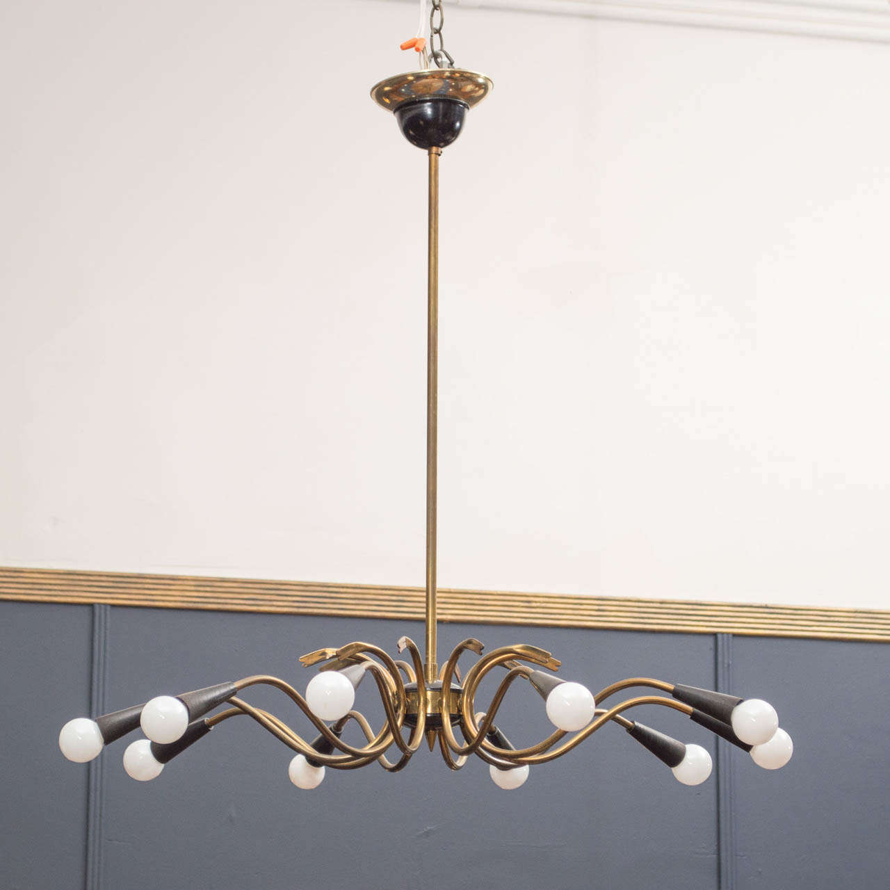 Stilnova style Italian ten light chandelier patinated brass with black painted sockets and ceiling collar. Very good original condition.