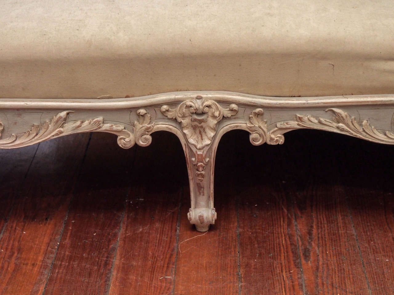 Louis XV Painted Canapé In Good Condition For Sale In New Orleans, LA