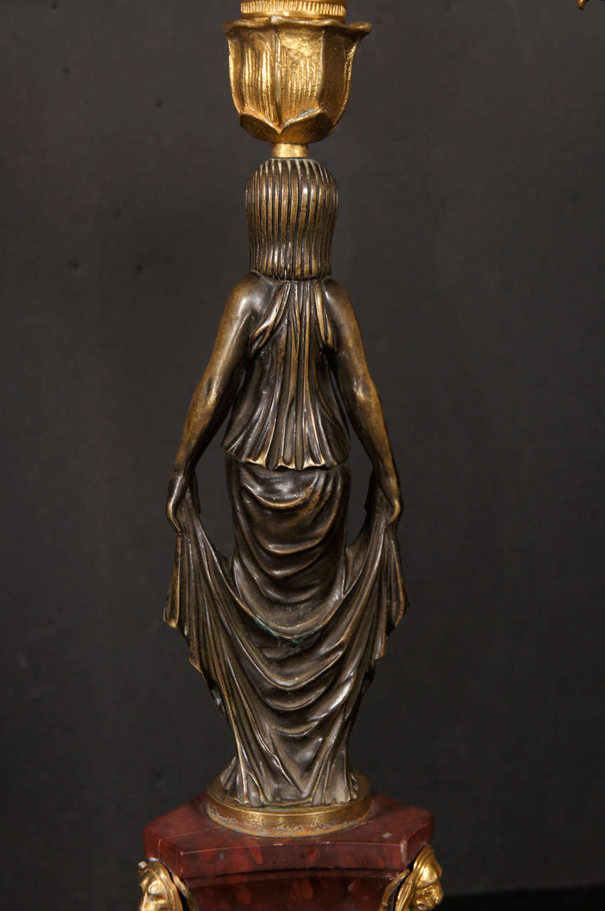 Paire de candélabres à deux lumières en bronze doré et patiné du XIXe siècle Bon état - En vente à Hudson, NY