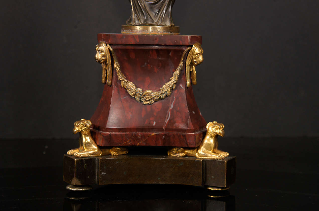 Bronze Paire de candélabres à deux lumières en bronze doré et patiné du XIXe siècle en vente