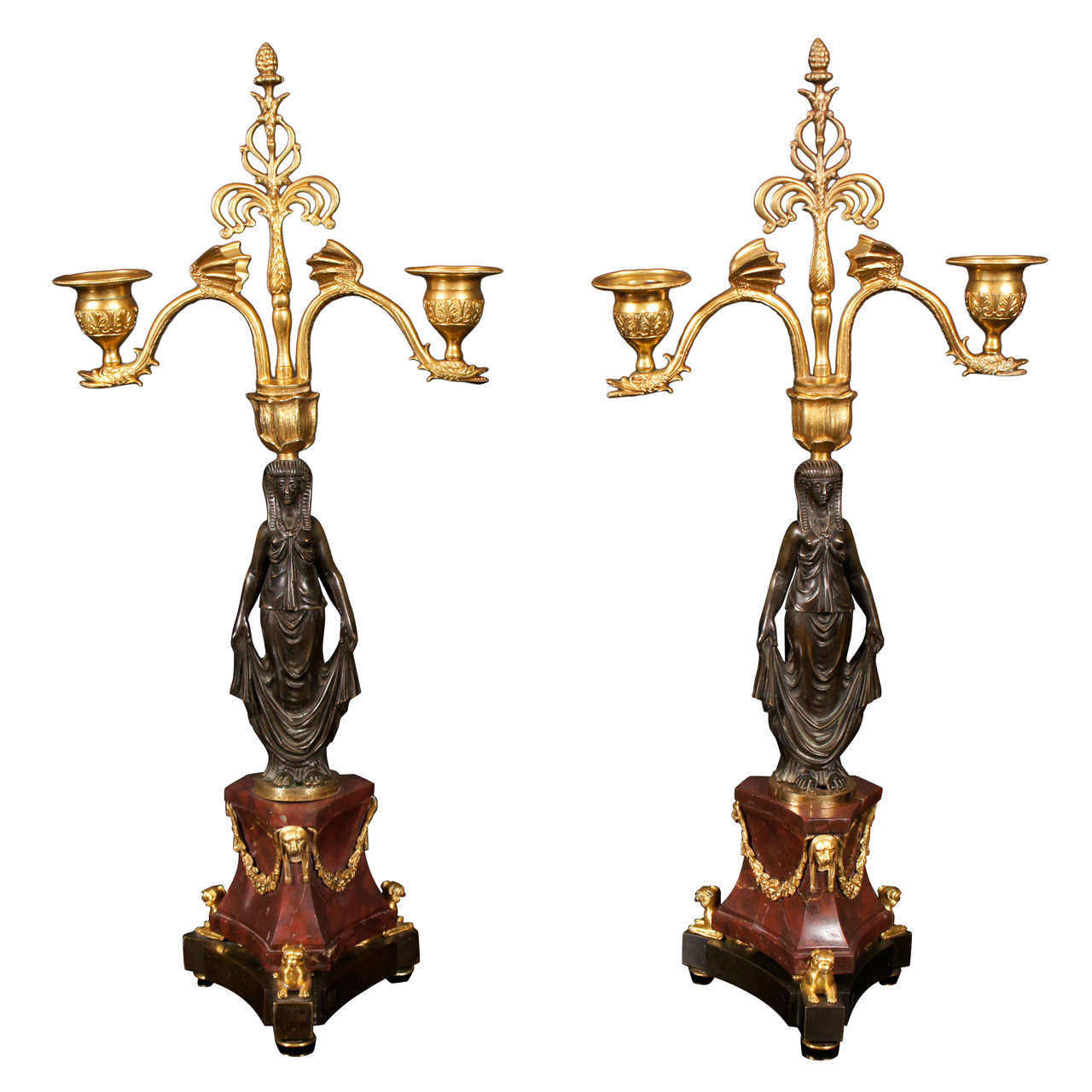 Zwei vergoldete und patinierte Bronzekandelaber mit zwei Lichtern aus dem 19. Jahrhundert