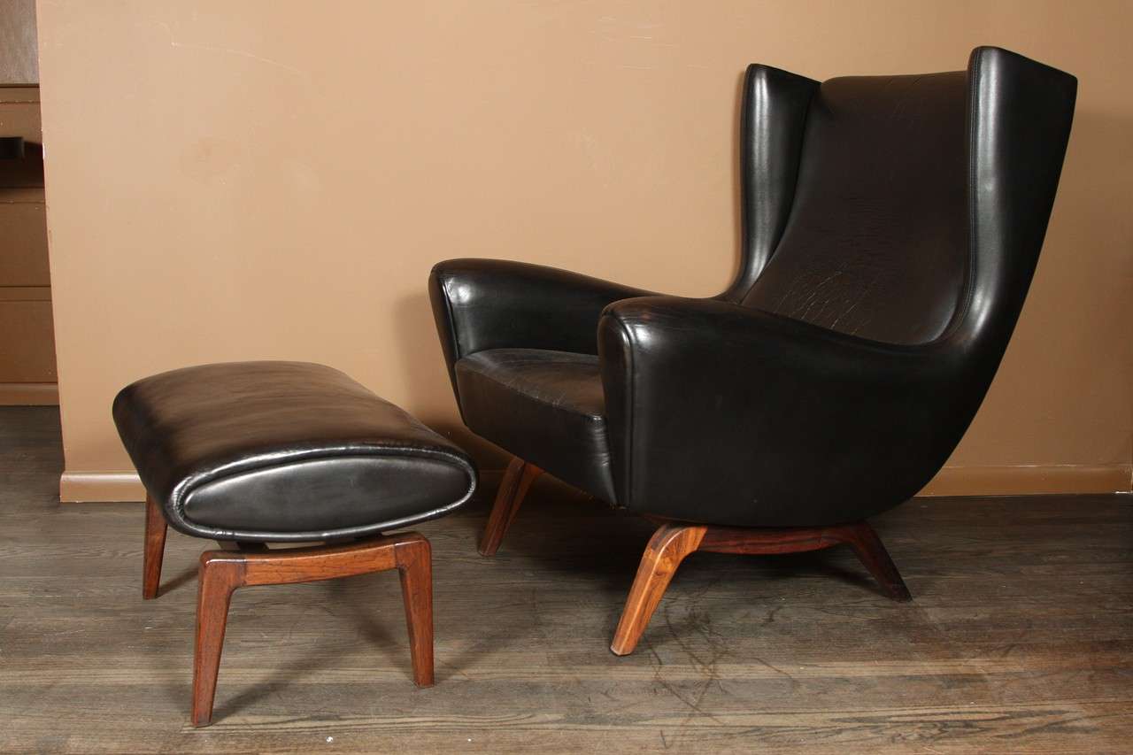 Illum Wikkelsø Chair and ottoman with rosewood legs, rarely seen with ottoman. Upholstered in original black leather. Produced by Søren Willadsen, Model 110.