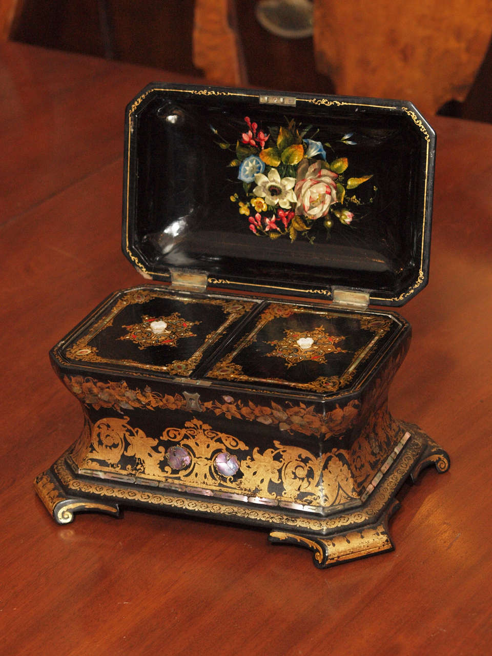 Napoleon III. Bemaltes und vergoldetes Pappmaché und Perlmutt Teedose