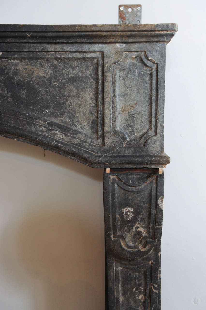 rare early 18th C. French marbleized limestone fireplace / mantel piece In Good Condition In Baambrugge, NL