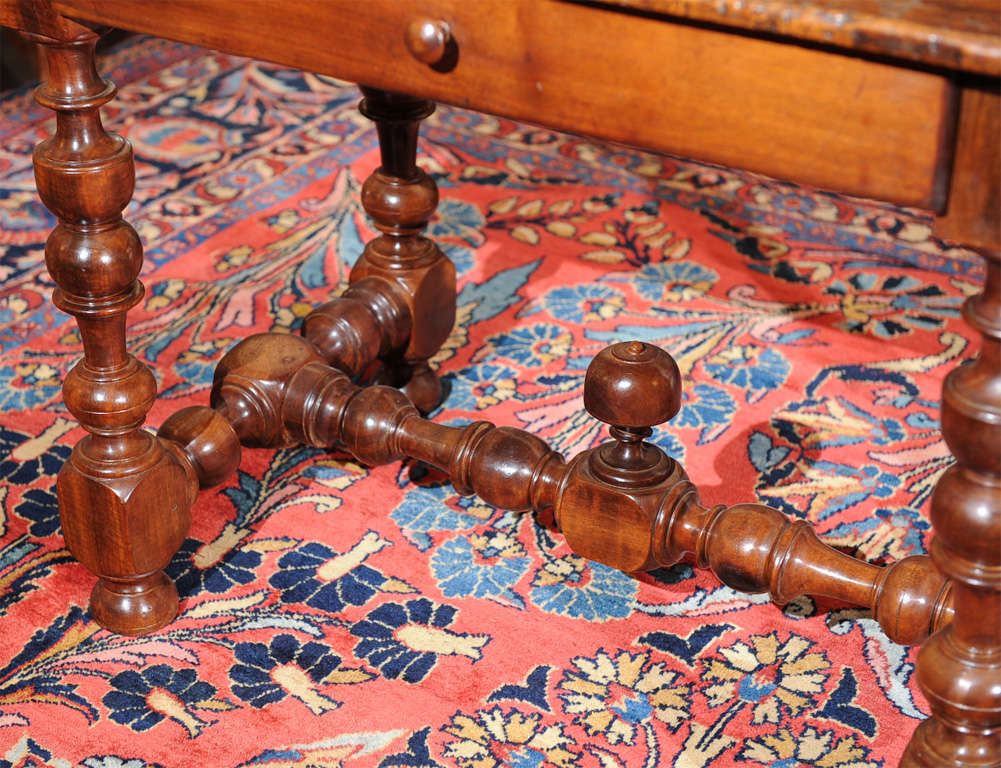 French Walnut Writing Table, circa 1700 For Sale 1
