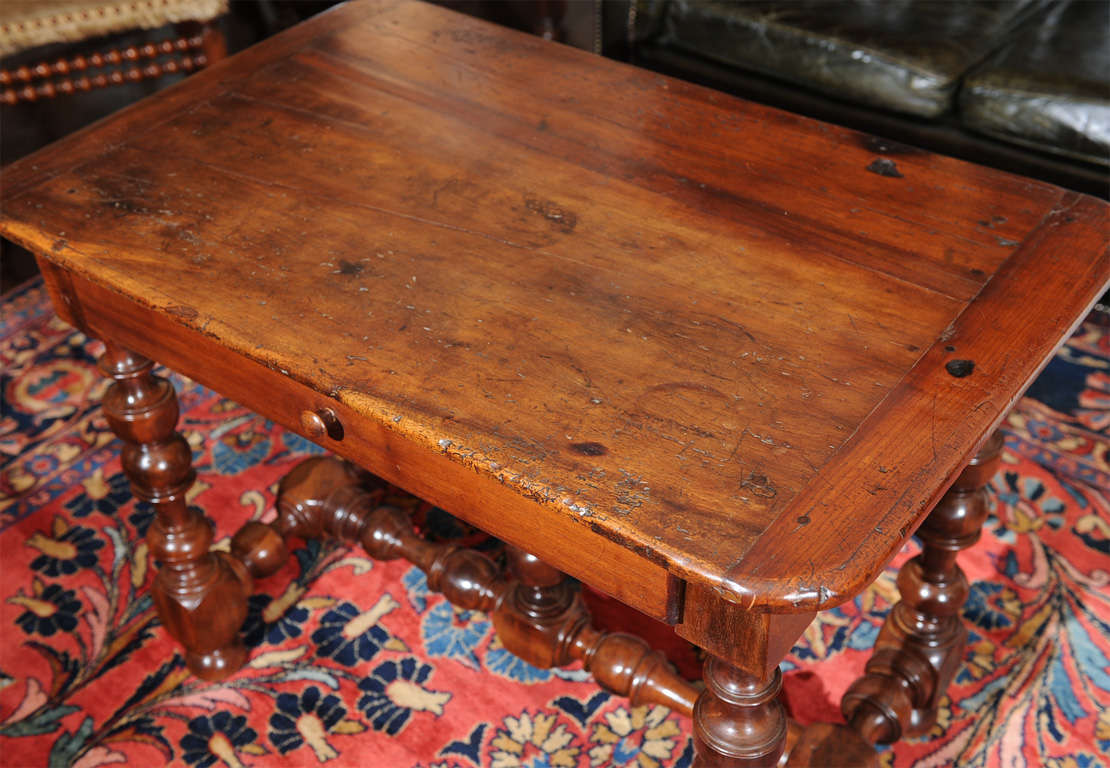 French Walnut Writing Table, circa 1700 For Sale 2