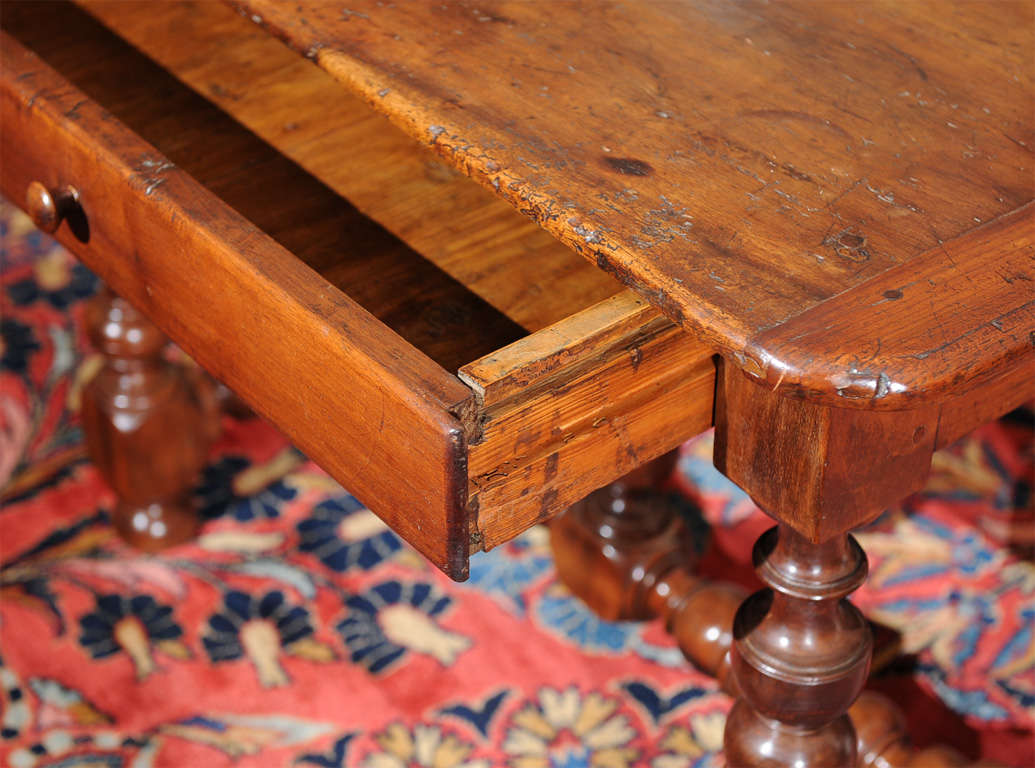 French Walnut Writing Table, circa 1700 For Sale 3
