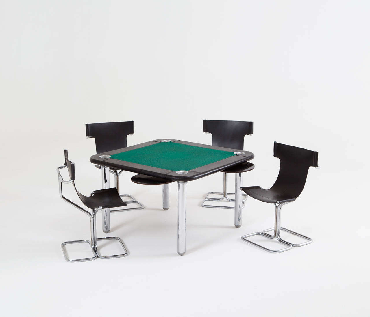 Excellent gaming table in chrome and leather finish. The table has a green gaming cloth with leather edges with four stainless steel bowls for gaming chips, and chromed tubular legs.

The four chairs are also in original condition in leather with