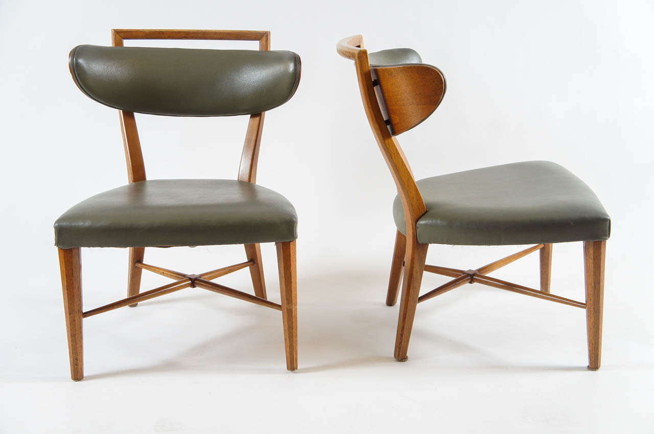 Chic pair of circa 1950 klismos-inspired slipper chairs in the style of T. H. Robsjohn-Gibbings having slightly angled oval concave backrests supported by metal rods contecting to deeply sloping backs with X-form stretchers having square-block joins