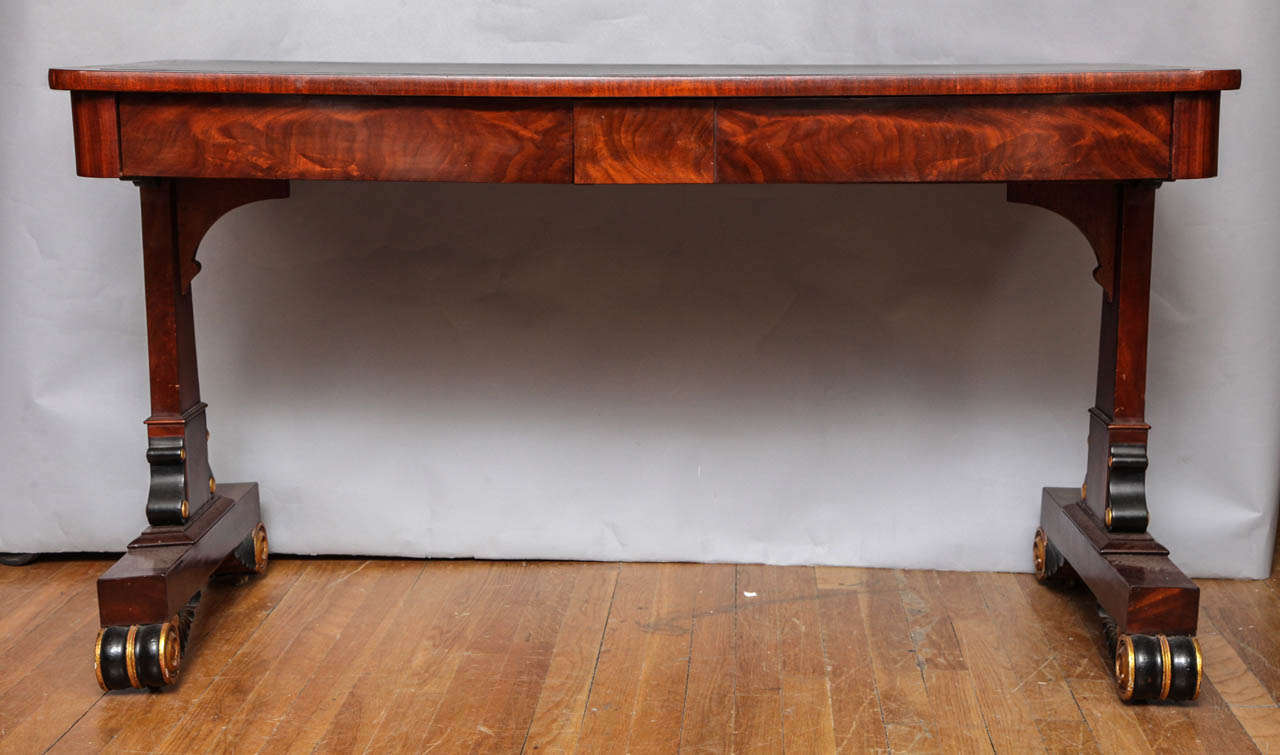 An English Regency Sofa Table In Excellent Condition In New York, NY