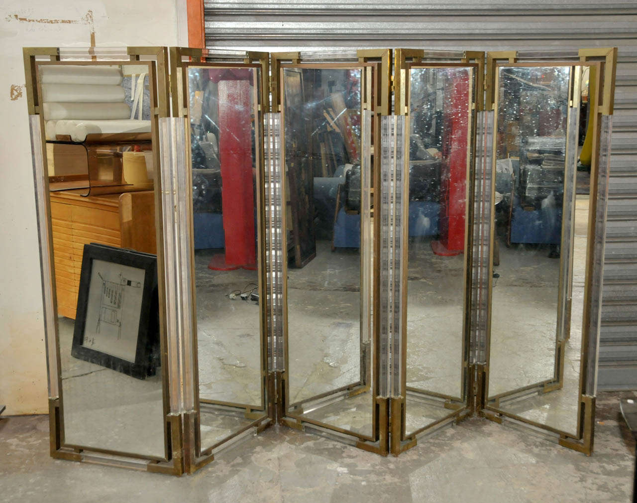 20th Century five panels screen in plexiglass, mirror, brass and lacquer. Mirror on one size and lacquer on the other side. One splint on the lacquer (may be restored). Good condition. Normal wear consistent with age and use. 

Dimension: width