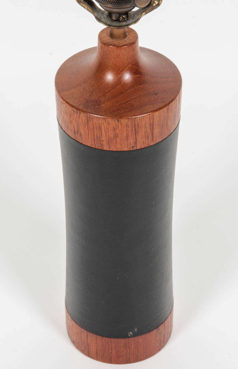 Mid-Century Modern Lampe de Table en Bois et Cuir Noir en vente