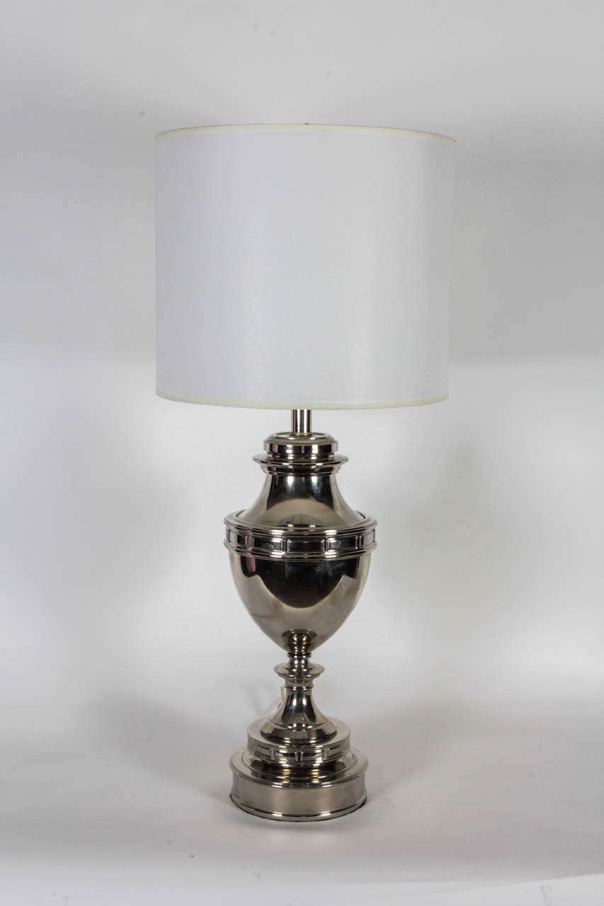 Paire majestueuse de lampes en forme d'urne stylisée en nickel poli avec des bases à motif de clé grecque, conçue par Stiffel.
Les abat-jour ne sont pas inclus.