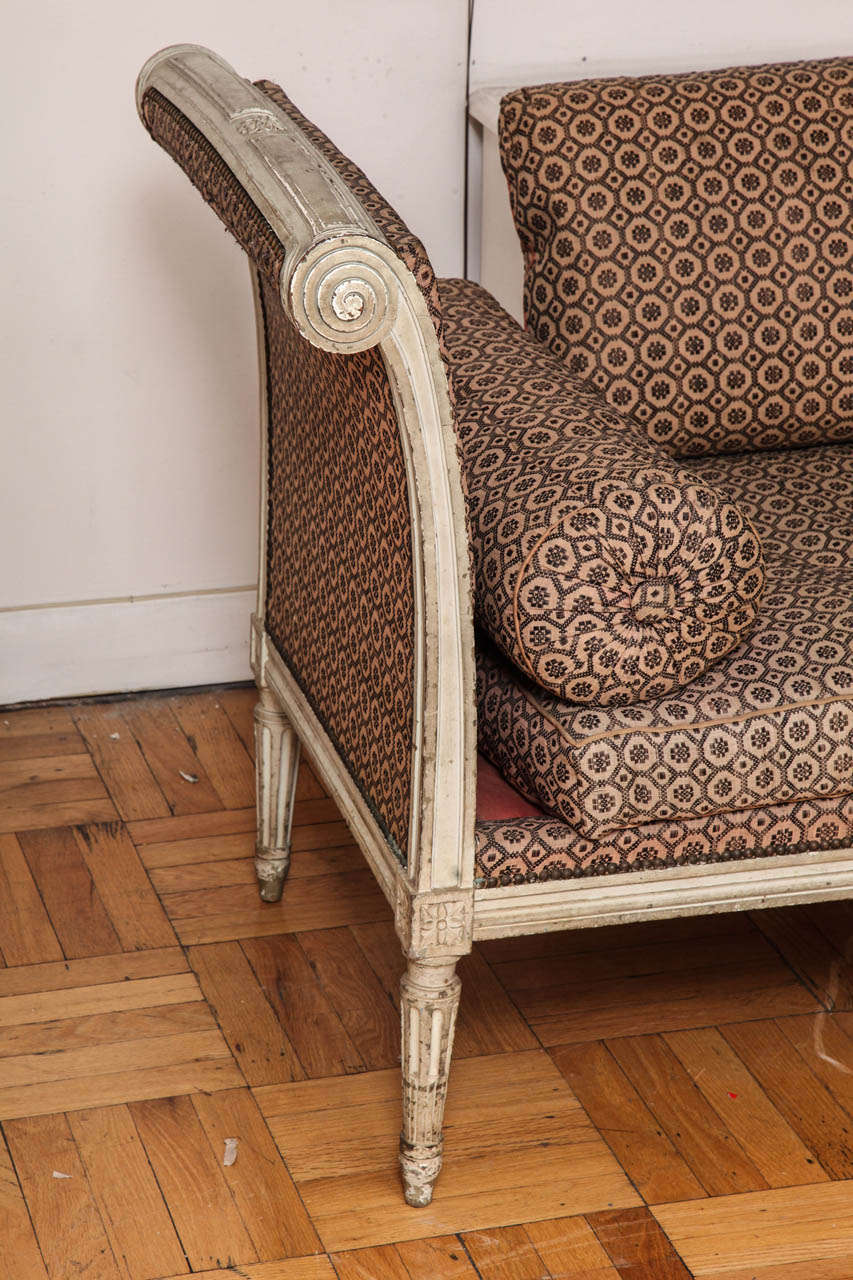 A Louis XVI Style Carved and Painted Daybed In Good Condition For Sale In New York, NY