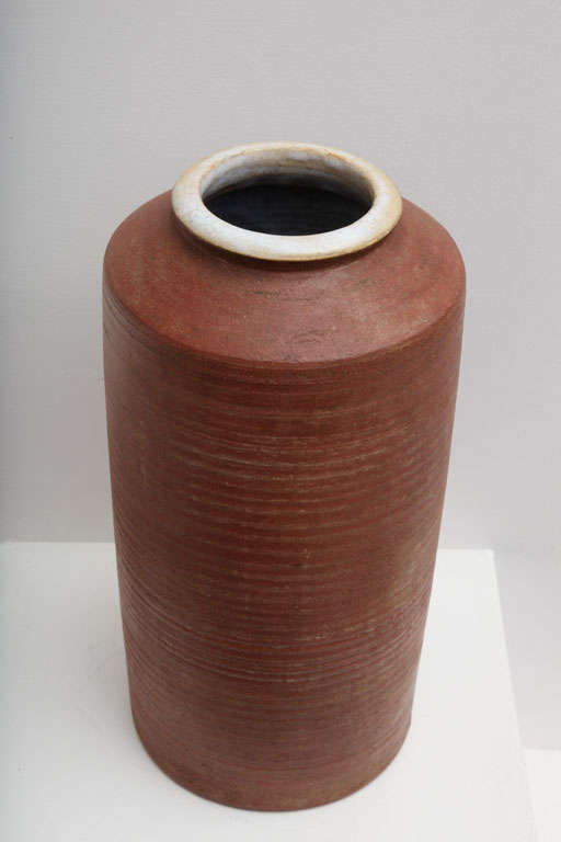 Maija Grotell (1899-1973)
Vase en terre cuite glacé à l'engobe
avec intérieur émaillé blanc craquelé.
Signé : MG, CA (Cranbrook Academy of Art). 
Origine américaine, vers 1935.