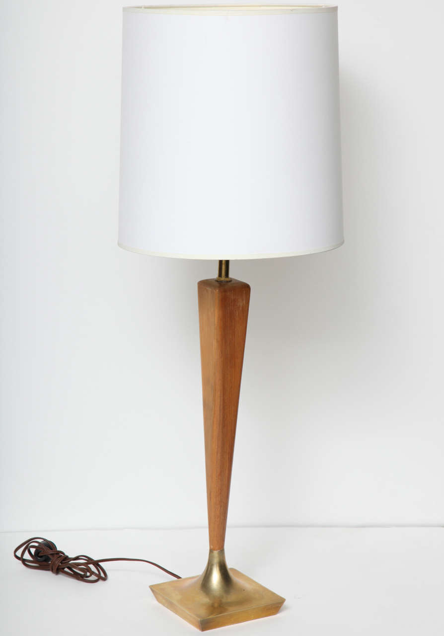 Mid-Century Modern Lampe de table moderne en noyer et laiton en vente