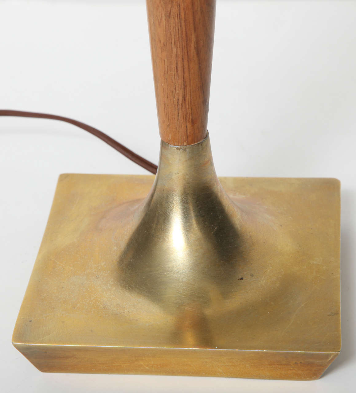 Milieu du XXe siècle Lampe de table moderne en noyer et laiton en vente