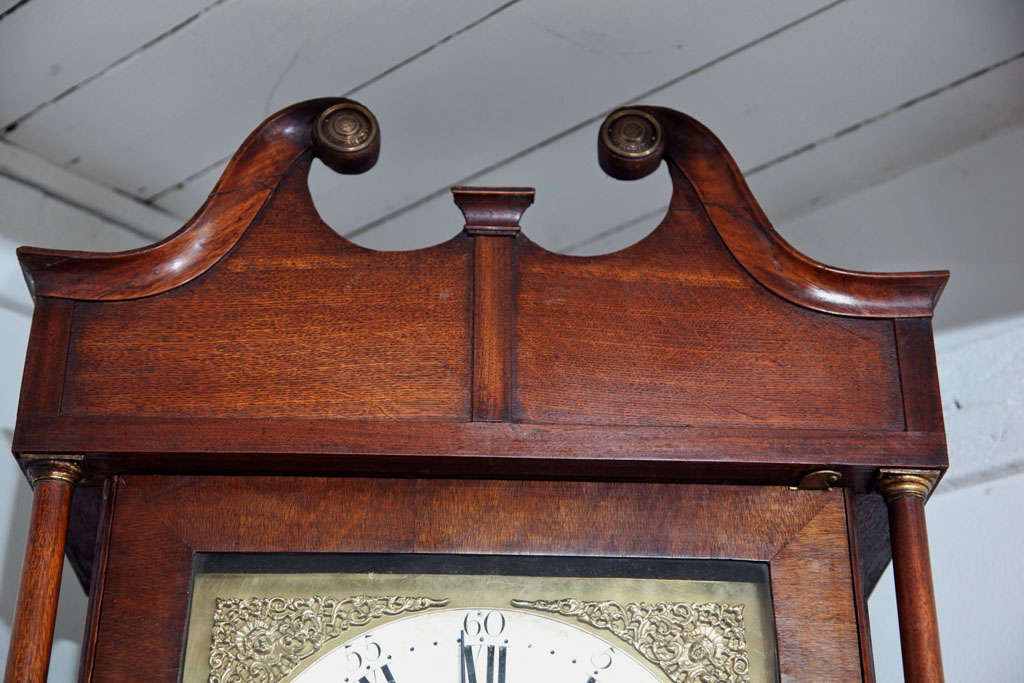 Britannique Horloge à grand boîtier en chêne avec cadran en laiton et nickel en vente