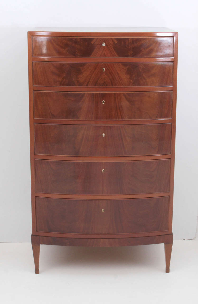 An elegant Frits Henningsen figured mahogany chest of drawers, Circa 1948, with six bow-fronted graduated drawers raised on square tapered legs ending with blocks.
An excellent example of the understated cabinetmaking skills of the Danish designer