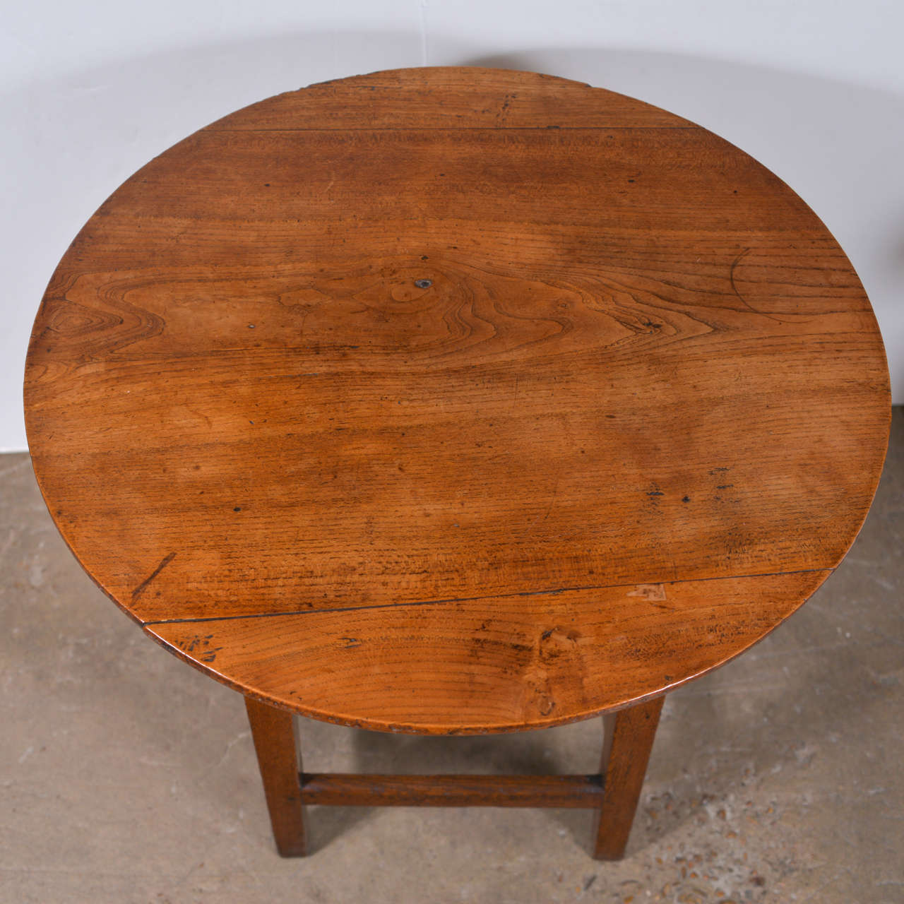 19th Century Round Elm Table In Excellent Condition In Houston, TX
