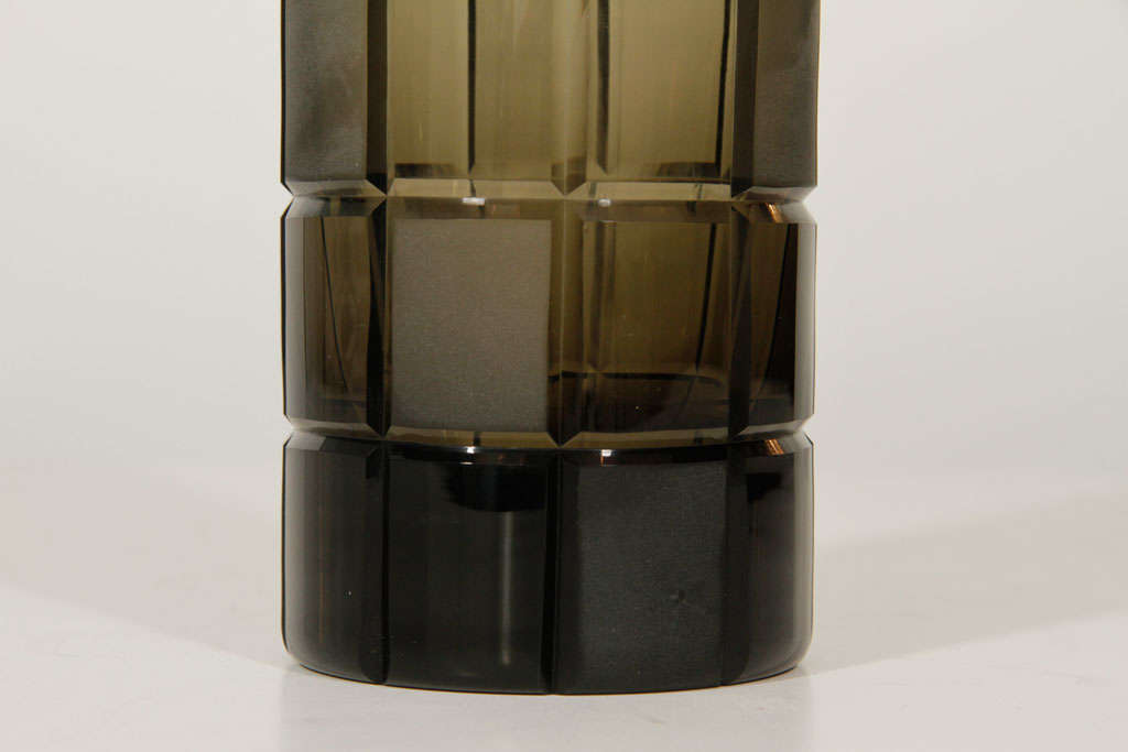 Zylindrische Vase aus geschliffenem Rauchkristall von Rosenthal.  Das geometrische Design besteht aus polierten und mattierten:: abgeschrägten Quadraten:: die in sieben Ebenen angeordnet sind.