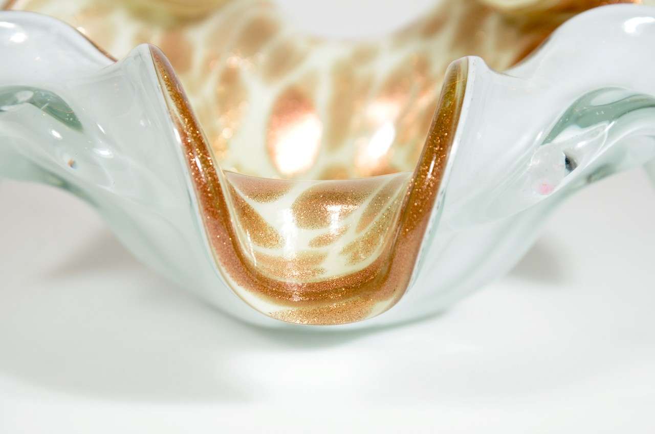 Mid-Century Murano Glass Bowl with Scalloped Edges & 24K Gold Flecks In Excellent Condition In New York, NY