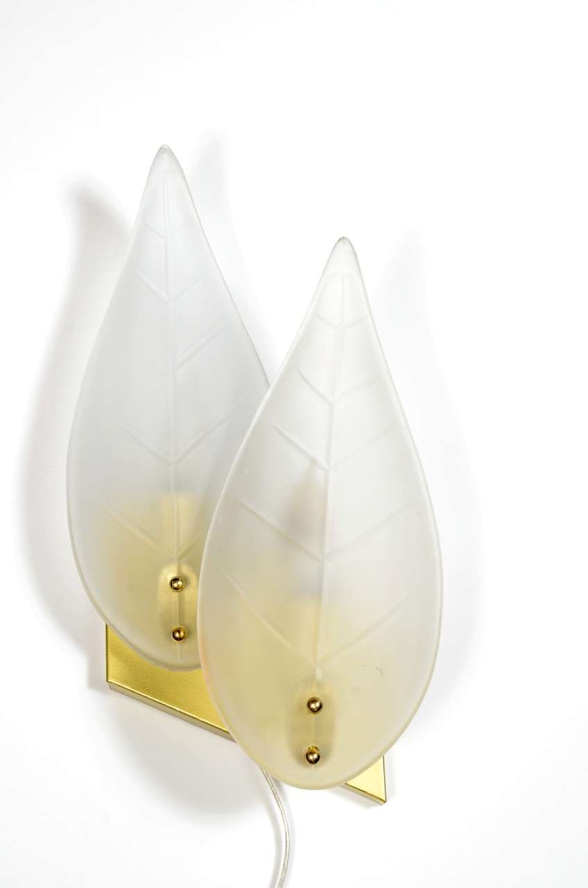 Pair of Mid-Century Modernist Stylized Leaf Frosted Glass Sconces In Excellent Condition For Sale In New York, NY