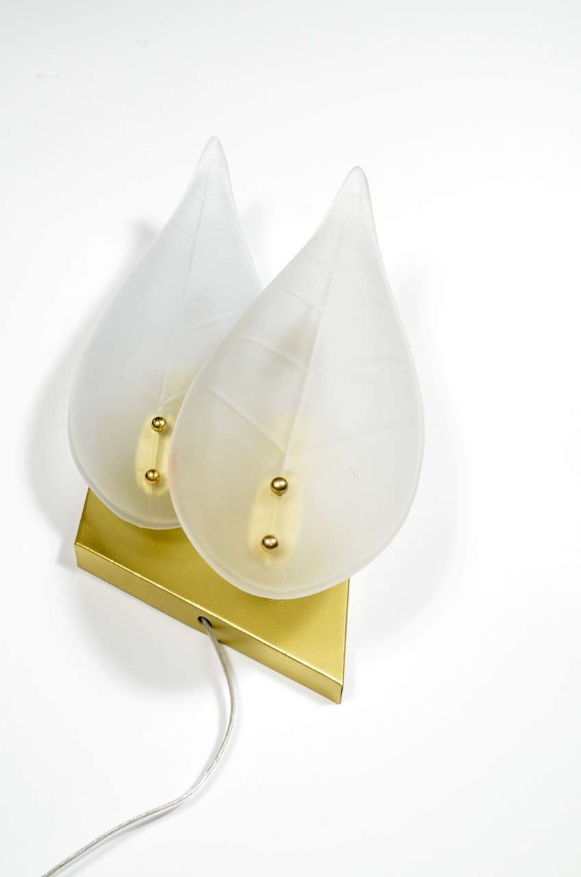 Art Glass Pair of Mid-Century Modernist Stylized Leaf Frosted Glass Sconces For Sale