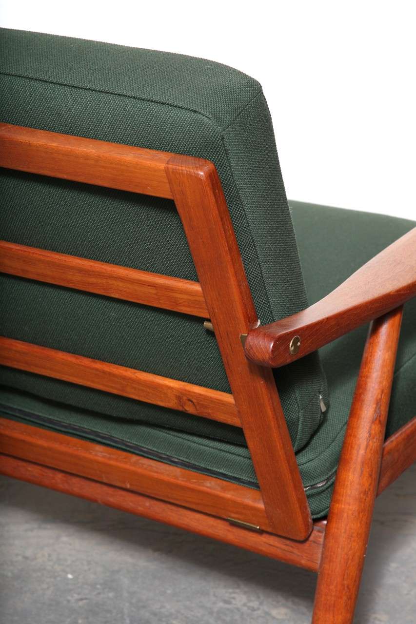 Pair of Teak and Green GE-270 Lounge chairs by Hans J. Wegner In Excellent Condition In New York, NY
