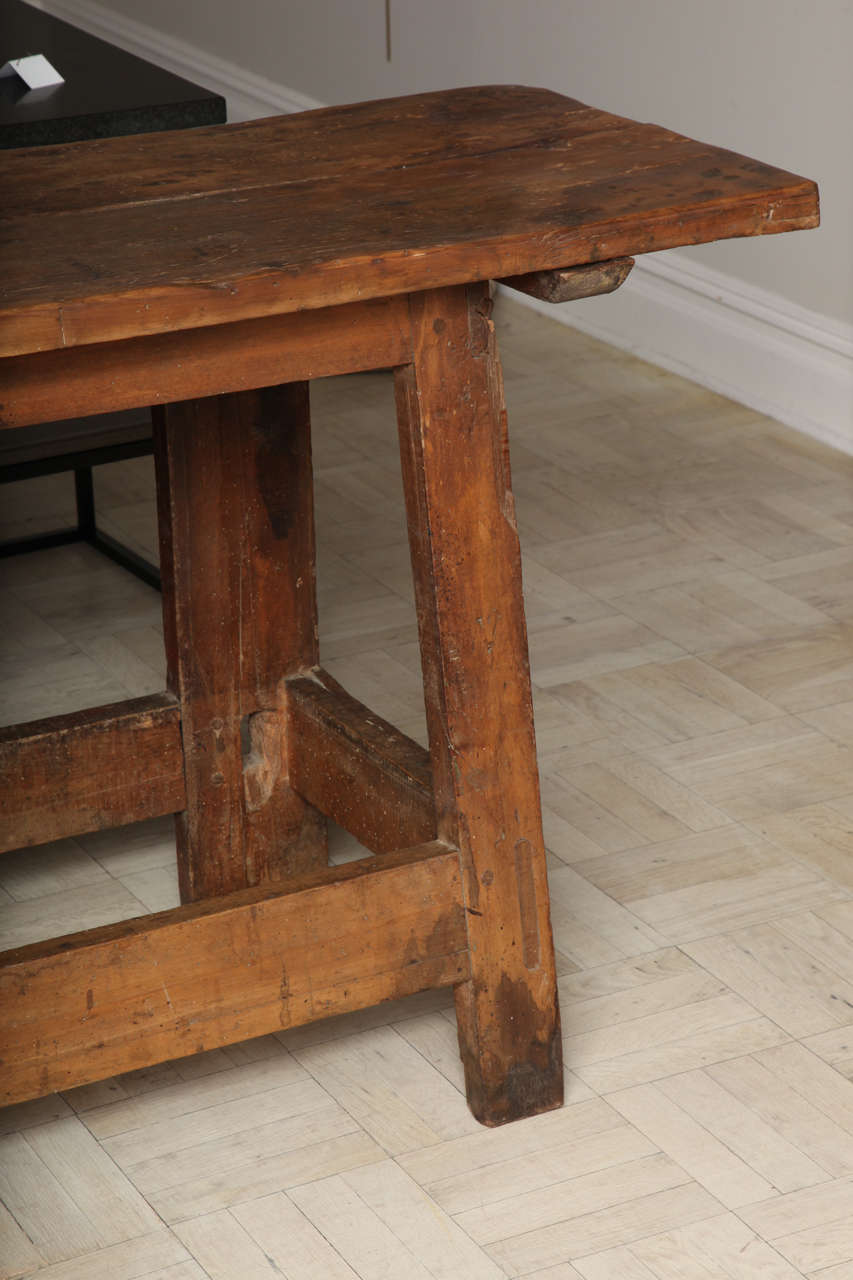 Mid-18th Century Walnut Console Table In Good Condition For Sale In New York, NY