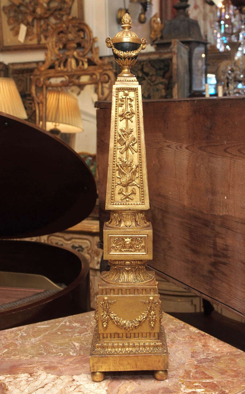 Paar italienische verzierte Obelisken aus vergoldetem Holz von Luigi XVI. aus dem 18. Jahrhundert (Louis XVI.) im Angebot