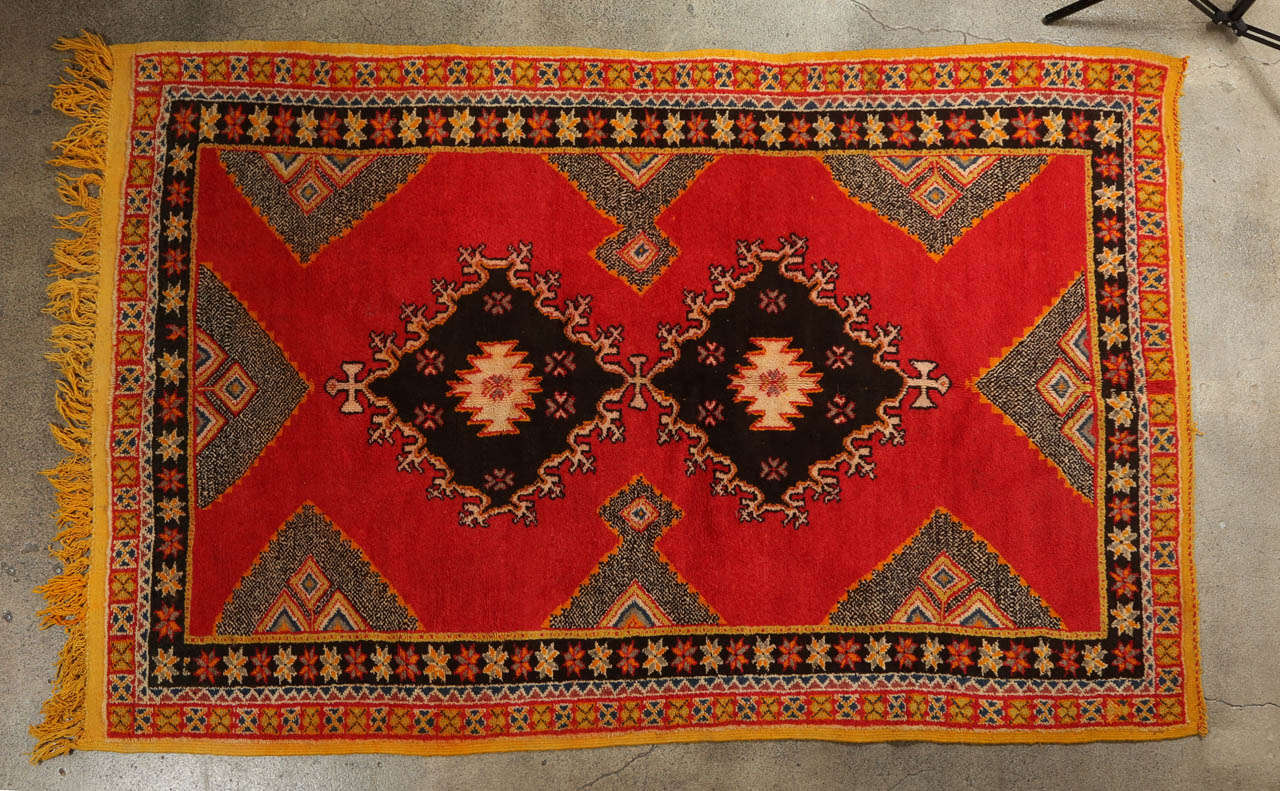 Tapis berbère marocain vintage de la tribu Tribe Rugs du sud-est du Maroc. Pièce rare avec une belle combinaison de teintures organiques et d'agneau.Merveilleux travail d'Art, design géométrique orangé, style libre, étonnant chemin de table marocain