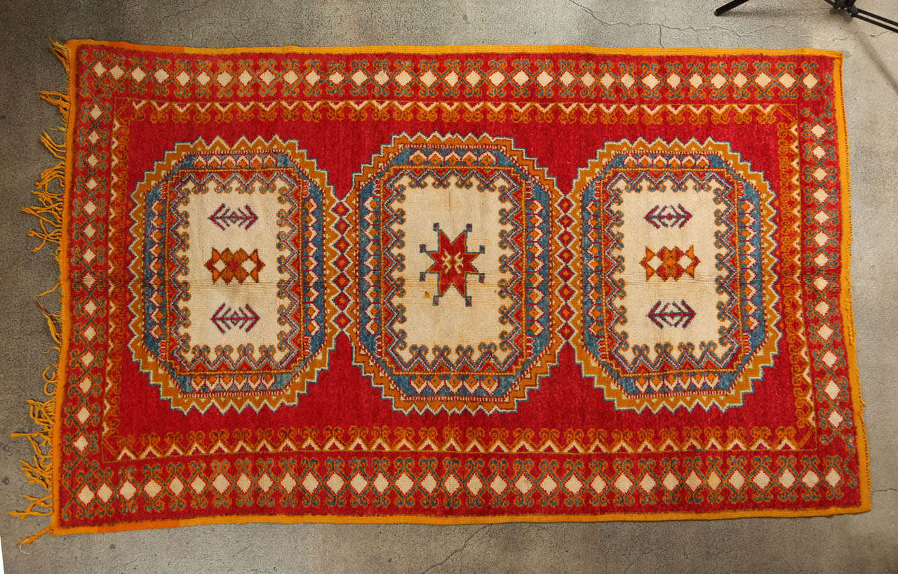 1960s Vintage authentic Moroccan Orange Berber Rug.Depuis des siècles, les populations tribales de l'Atlas marocain ont transmis l'art délicat du tissage de tapis. En Afrique du Nord, les tapis ne sont pas seulement un atout pratique pour la maison,
