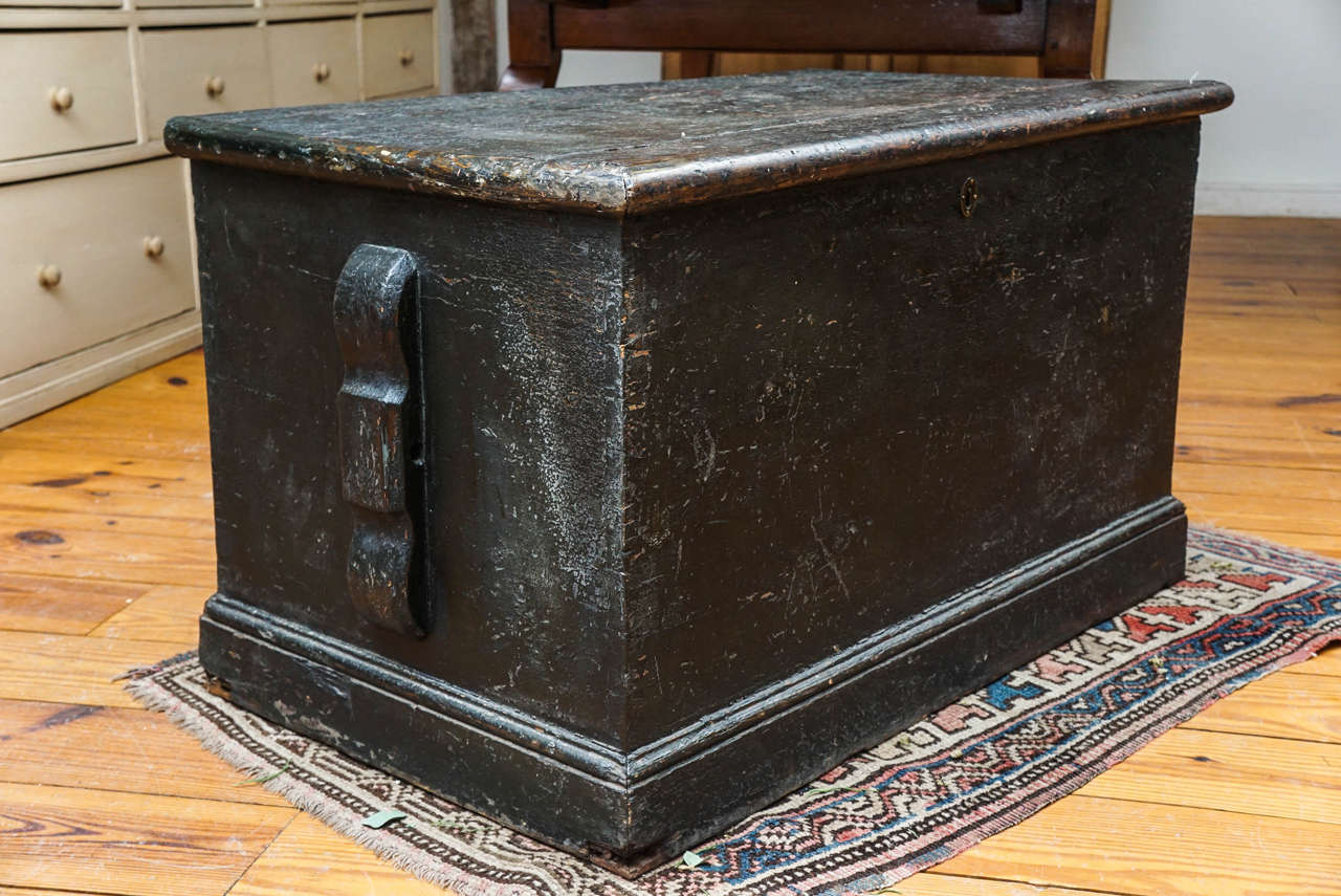 Large Painted Blanket Box In Good Condition In Sheffield, MA