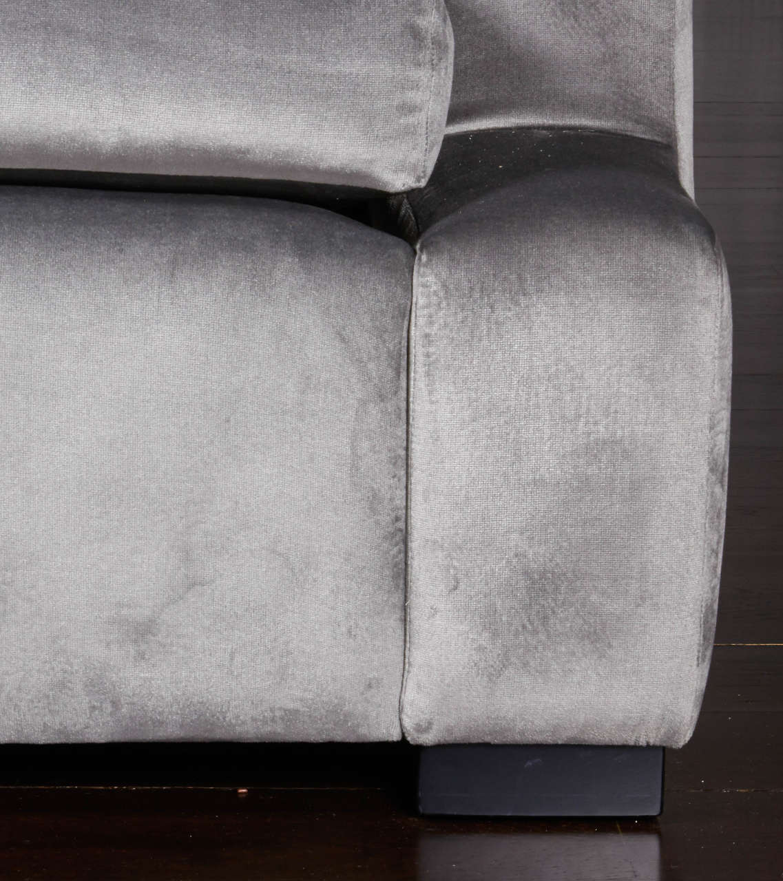 Custom Têtê-à-Têtê Sofa with Four Custom Pillows with Flange Detail In Excellent Condition In New York, NY