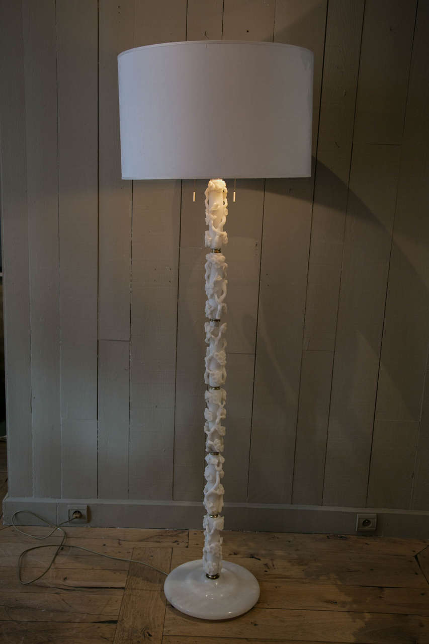 Very refined piece in perfect condition, the stem is composed of massive alabaster pieces carved with stylized floral relief. Each piece is separated by a brass ring. Round alabaster base.
You can select down light and up/or light, with tilt button
