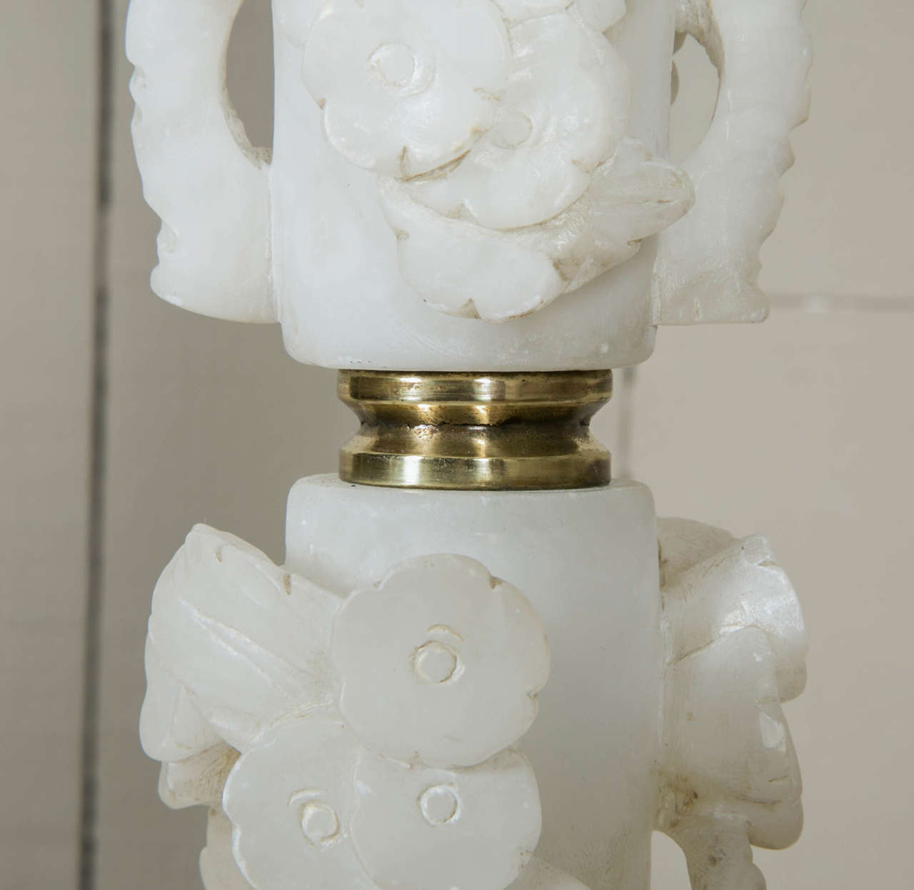Italian Floor Lamp in Carved Alabaster with Floral Decor and Brass, circa 1940 2