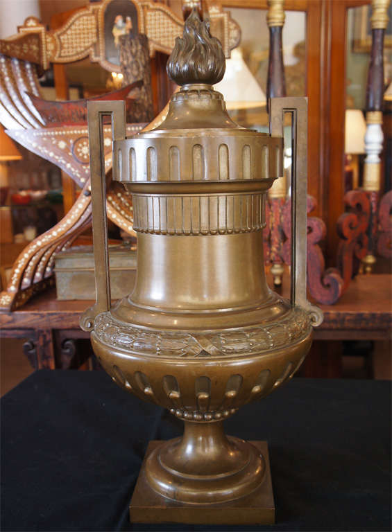 Large signed classical bronze urn with lid. German, signed and dated -
Guss V.P. Stotz Stuttgart 1904