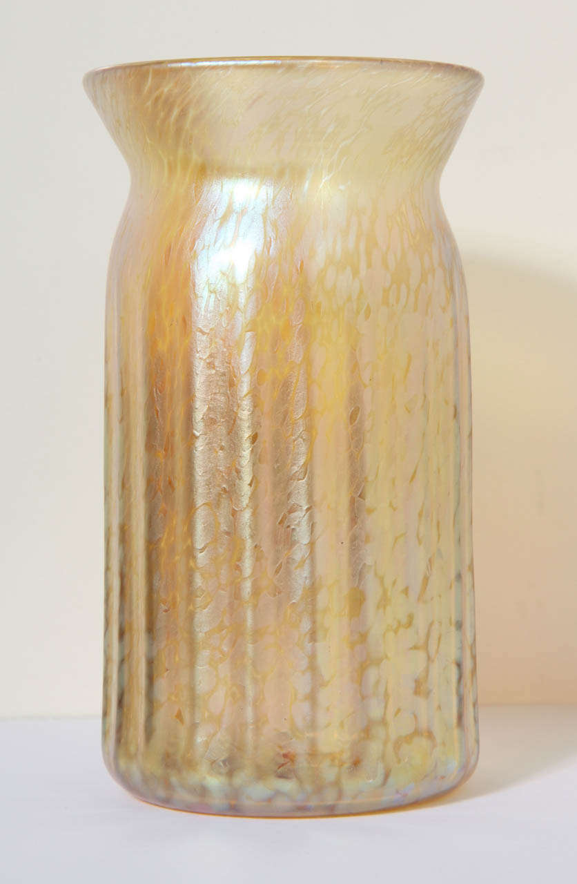 The Gorgeous vase is simple and delicate. The Amber color was specifically for the Victorian period in England in honor of The Queen. And the artist wanted to bring the Royal back!
Perfect object by itself or it can be add some flowers !
The vase