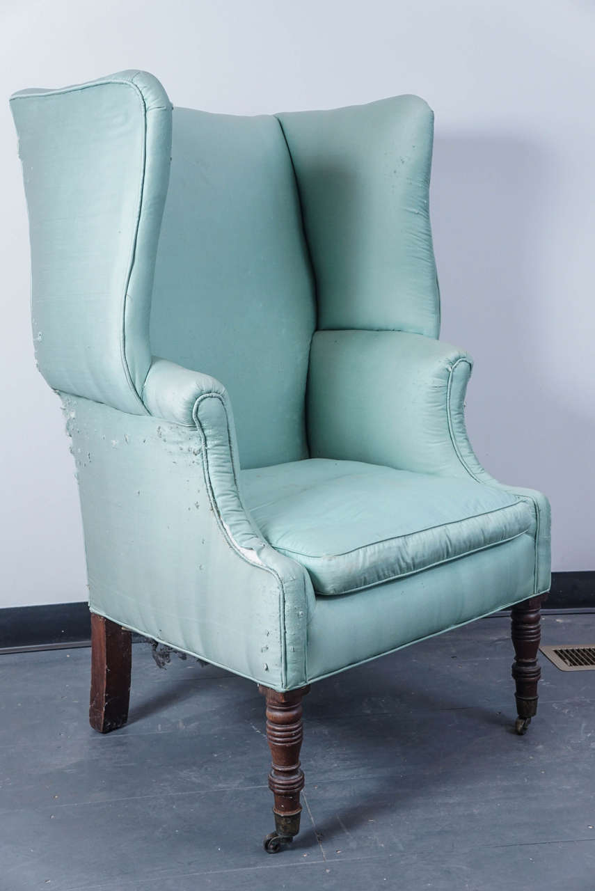 A beautiful form with great style. (The upholstery is worn in places and would require new upholstery).
A 19th century frame and beautiful Silhouette from all sides.