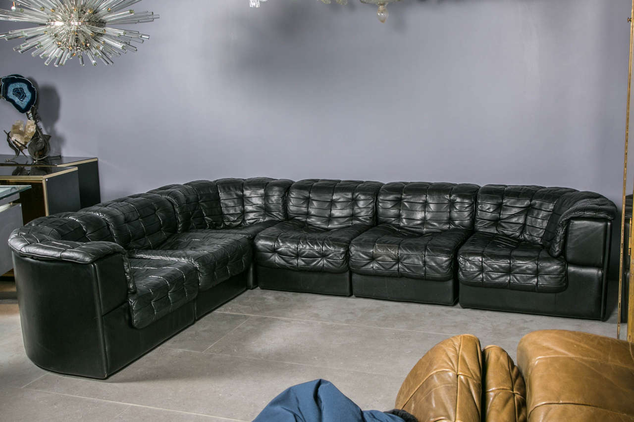 De Sede. Six sofa modules, model DS11, comprised of three modules, H 61 cm, seat H 36 cm, W 64 cm, three corner modules H 61 cm, seat H 36 cm, W 78 cm. Black leather upholstery. Very good condition.