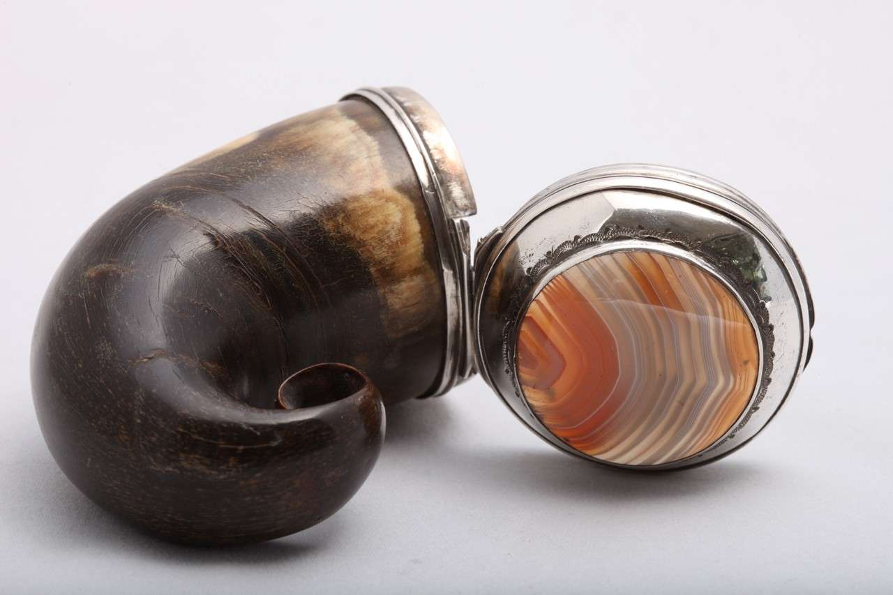 Scottish Sterling Silver-Mounted Horn and Banded Agate Hinged Lid Snuff Mull In Excellent Condition In New York, NY