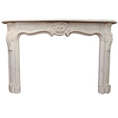 Importante cheminée du 18e siècle en marbre de Carrare de style rococo français.